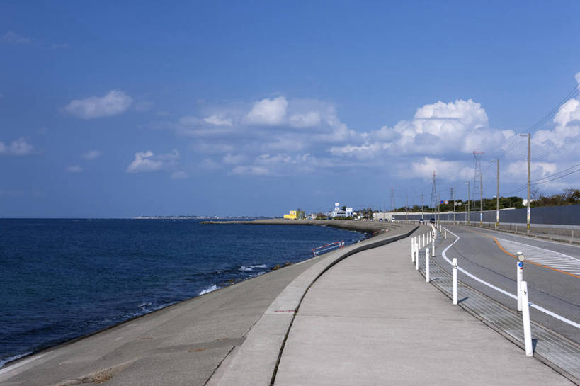 无人,栏杆,横图,室外,白天,正面,旅游,度假,海浪,海洋,美景,道路,路,富山县,日本,亚洲,阴影,光线,影子,景观,浪花,水平线,云,云朵,围栏,小路,辽阔,交通,海平线,云彩,娱乐,护栏,蓝色,白云,蓝天,天空,阳光,自然,海水,天,享受,休闲,广阔,景色,放松,晴朗,一望无际,自然风光,海景,东亚,本州,本州岛,日本国,中部地方,富山,无边无际,一马平川,大海,风浪,海,海水的波动,近岸浪,涌浪,晴空,彩图,北陆道,北陆地方,富山湾,鱼津市,水天相接,水天一线