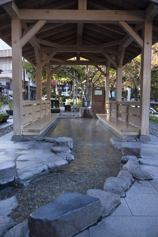 无人,栏杆,竖图,室外,白天,正面,旅游,度假,石头,美景,温泉,植物,雾,椅子,富山县,日本,亚洲,沸腾,蒸汽,石子,木椅,景观,围栏,走道,走廊,过道,水蒸气,雾气,娱乐,护栏,树,树木,绿色,自然,享受,休闲,温暖,景色,放松,泉水,生长,温和,成长,气体,自然风光,东亚,本州,本州岛,日本国,中部地方,蒸发,富山,地热,石块,岩石,彩图,黑部市