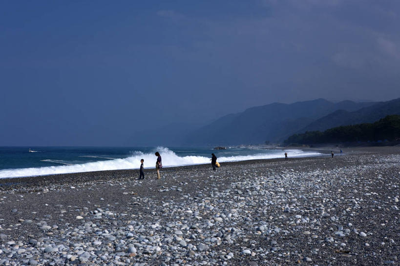 东方人,站,横图,室外,白天,正面,旅游,度假,海浪,海洋,石头,美景,沙滩,山,山脉,富山县,日本,亚洲,行人,游客,游人,阴影,服装,光线,沙子,石子,影子,海岸,景观,浪花,山峰,水平线,云,云朵,辽阔,海平线,沙地,山峦,许多人,云彩,休闲装,黄种人,娱乐,路人,旅客,衣服,蓝色,白云,蓝天,天空,阳光,自然,海水,群山,天,站着,一群人,享受,休闲,广阔,休闲服,景色,放松,服饰,晴朗,一望无际,自然风光,海景,东亚,本州,本州岛,日本国,中部地方,富山,无边无际,一马平川,过客,男人,男性,年轻男性,年轻女性,女人,女性,亚洲人,大海,风浪,海,海水的波动,海滩,近岸浪,石块,岩石,涌浪,晴空,站立,彩图,全身,朝日町,下新川郡,水天相接,水天一线