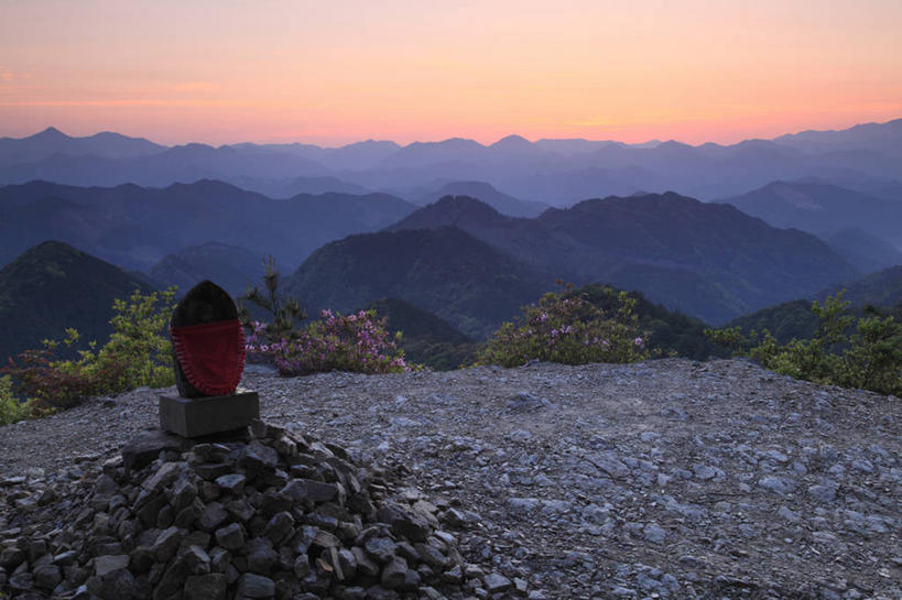 无人,横图,室外,白天,正面,旅游,度假,草地,草坪,石头,美景,日落,山,山脉,植物,日本,亚洲,石子,景观,山峰,晚霞,霞光,落日,山峦,娱乐,草,树,树木,绿色,自然,黄昏,群山,享受,休闲,景色,彩霞,放松,生长,成长,自然风光,东亚,本州,本州岛,日本国,近畿地方,近畿,和歌山,和歌山县,夕照,薄暮,石块,岩石,夕阳,彩图,傍晚,田边市,熊野古道,斜阳