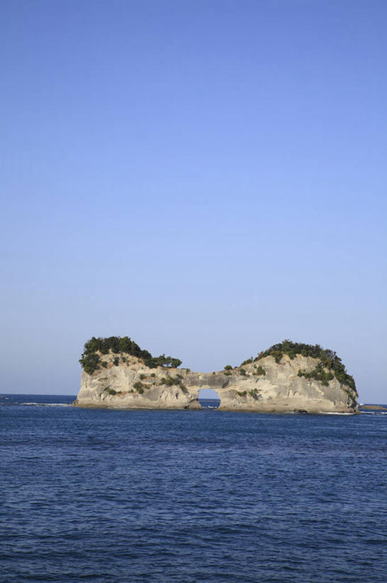 无人,竖图,室外,白天,正面,旅游,度假,岛屿,海浪,海洋,石头,美景,植物,日本,亚洲,阴影,光线,石子,影子,岛,景观,浪花,娱乐,树,树木,蓝色,绿色,蓝天,天空,阳光,自然,海水,天,享受,休闲,景色,放松,生长,晴朗,成长,自然风光,海景,东亚,本州,万里无云,本州岛,日本国,近畿地方,近畿,和歌山,和歌山县,大海,风浪,海,海水的波动,近岸浪,列岛,群岛,石块,岩石,涌浪,诸岛,晴空,晴空万里,彩图,白滨町,西牟娄郡