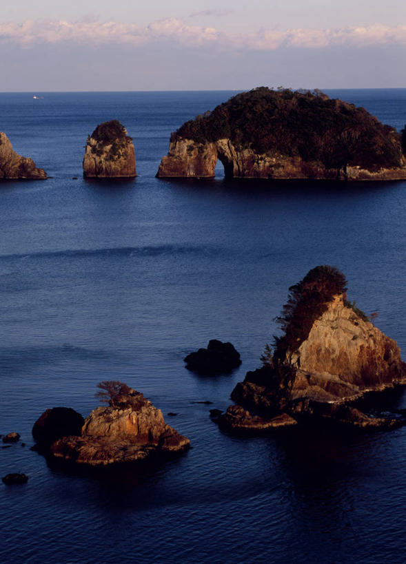 无人,竖图,俯视,室外,白天,旅游,度假,海浪,海洋,石头,美景,日本,亚洲,阴影,光线,石子,影子,景观,浪花,水平线,云,云朵,辽阔,海平线,云彩,娱乐,蓝色,白云,蓝天,天空,阳光,自然,海水,天,享受,休闲,广阔,景色,放松,晴朗,一望无际,自然风光,海景,东亚,本州,本州岛,日本国,近畿地方,近畿,和歌山,和歌山县,无边无际,一马平川,大海,风浪,海,海水的波动,近岸浪,石块,岩石,涌浪,晴空,彩图,高角度拍摄,东牟娄郡,那智胜浦町,水天相接,水天一线