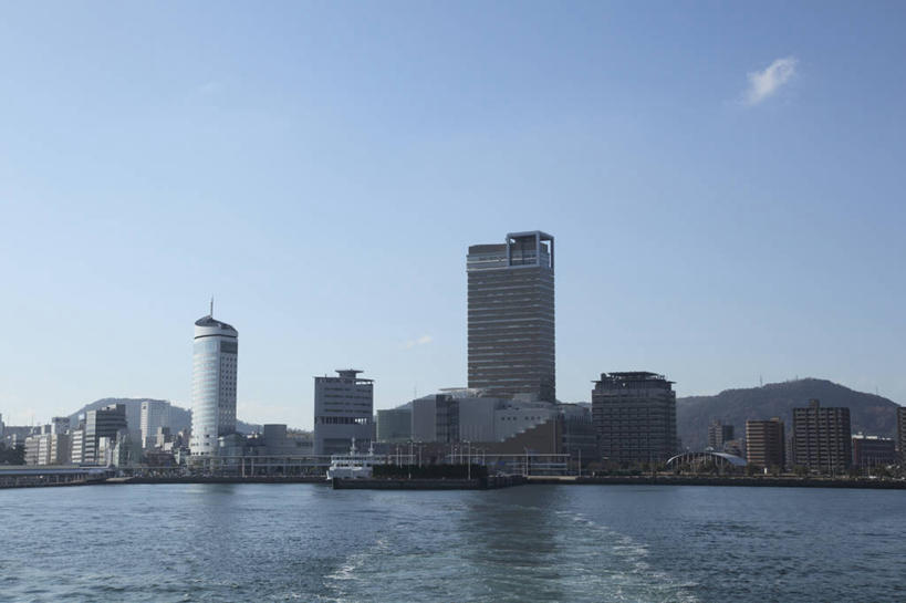 无人,高楼大厦,横图,全景,室外,白天,正面,度假,海浪,海洋,美景,山,山脉,天际线,植物,城市风光,城市,大厦,建筑,摩天大楼,日本,亚洲,阴影,光线,影子,景观,浪花,山峰,云,云朵,山峦,云彩,娱乐,建设,树,树木,蓝色,绿色,白云,蓝天,天空,阳光,自然,海水,群山,天,享受,休闲,景色,放松,生长,晴朗,成长,海景,东亚,高松市,日本国,四国地方,四国,四国岛,县厅,香川,香川县,大海,风浪,海,海水的波动,近岸浪,涌浪,晴空,彩图,大楼,高层建筑,高楼,摩天楼,高松