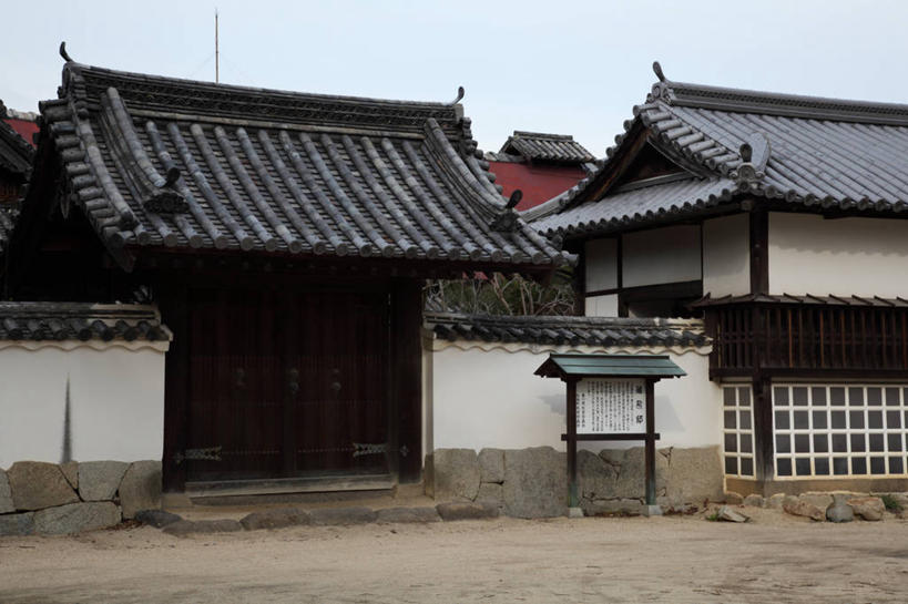 无人,家,横图,室外,白天,正面,旅游,度假,标志建筑,地标,建筑,日本,亚洲,瓦片,房屋,墙,屋顶,屋子,顶棚,瓦,娱乐,建设,楼房,墙壁,墙面,住宅,蓝色,蓝天,天空,天,享受,休闲,旅游胜地,放松,建造,晴朗,东亚,屋瓦,万里无云,日本国,四国地方,四国,四国岛,香川,香川县,晴空,晴空万里,彩图,房子,东香川市