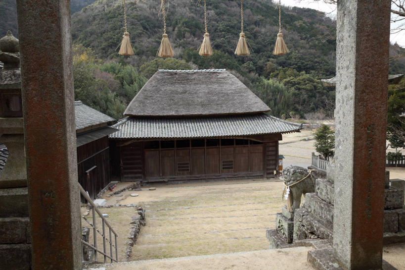 无人,家,栏杆,横图,俯视,室外,白天,旅游,度假,森林,山,山脉,树林,植物,楼梯,标志建筑,地标,建筑,日本,亚洲,扶手,瓦片,房屋,阶梯,屋顶,屋子,山峰,山峦,顶棚,瓦,娱乐,建设,护栏,楼房,台阶,住宅,树,树木,绿色,自然,群山,享受,休闲,旅游胜地,放松,建造,生长,成长,东亚,屋瓦,日本国,四国地方,四国,四国岛,香川,香川县,彩图,高角度拍摄,房子,土庄町,小豆岛,小豆郡