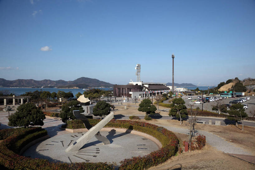 无人,停车场,横图,室外,白天,正面,旅游,度假,草地,草坪,海浪,海洋,植物,标志建筑,地标,建筑,日本,亚洲,阴影,光线,影子,浪花,云,云朵,云彩,娱乐,建设,草,树,树木,蓝色,绿色,白云,蓝天,天空,阳光,自然,海水,天,享受,休闲,旅游胜地,放松,生长,晴朗,成长,海景,东亚,日本国,四国地方,四国,四国岛,香川,香川县,大海,风浪,海,海水的波动,近岸浪,涌浪,晴空,彩图,泊车场,坂出市