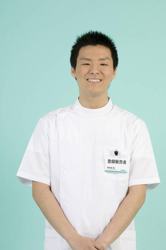 东方人,一个人,药剂师,站,笑,双手交叉,微笑,露齿笑,竖图,室内,白天,正面,亚洲,仅一个男性,仅一个人,蓝色背景,服装,注视,黄种人,标识,吊牌,仅一个年轻男性,衣服,白色,胸牌,观察,看,站着,摄影,服饰,影棚,观看,察看,徽章,衣着,白大褂,穿着,关注,身份,实验服,胸章,胸卡,编号牌,雕刻牌,工号牌,胸号牌,胸徽,员工牌,衣饰,男人,男性,年轻男性,亚洲人,配药师,十字手,站立,半身,彩图,影棚拍摄,拍摄,实验衣