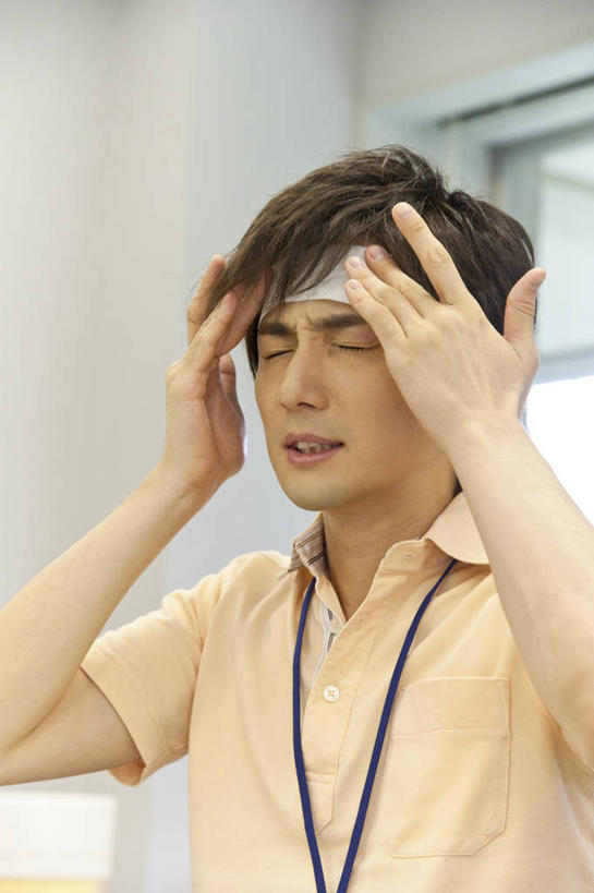 东方人,一个人,商务人士,商务男性,办公室,闭眼,摸,竖图,室内,白天,正面,衬衫,窗户,生活用品,亚洲,仅一个男性,仅一个人,抚摸,护肤,套装,墙,黄种人,标识,吊牌,玻璃窗,墙壁,墙面,仅一个年轻男性,胸牌,纸巾,日用品,疲倦,杀菌,徽章,疲劳,消毒,疲惫,失落,商务装,身份,工薪阶层,胸章,胸卡,疲乏,湿巾,编号牌,雕刻牌,工号牌,胸号牌,胸徽,员工牌,男人,男性,年轻男性,亚洲人,白领,上班族,闭眼睛,闭着眼,闭着眼睛,触摸,接触,半身,彩图,衬衣,湿纸巾