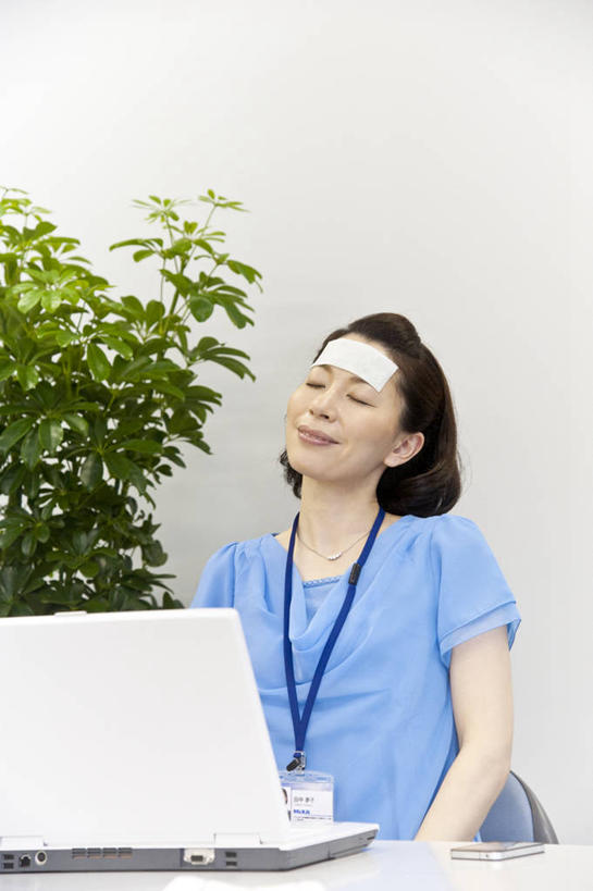 东方人,一个人,商务人士,商务女性,办公室,坐,闭眼,竖图,室内,白天,正面,电脑,笔记本电脑,植物,家具,生活用品,桌子,亚洲,仅一个女性,仅一个人,护肤,套装,网络,盆栽,办公桌,墙,盆景,黄种人,通讯设备,标识,吊牌,墙壁,墙面,绿色,自然,胸牌,纸巾,日用品,仅一个中年女性,杀菌,生长,成长,一台,徽章,无线,消毒,通信设备,商务装,身份,无线网络,无线上网,便携式电脑,工薪阶层,胸章,胸卡,办公家具,湿巾,编号牌,雕刻牌,工号牌,胸号牌,胸徽,员工牌,手提电脑,女人,女性,中年女性,亚洲人,白领,上班族,闭眼睛,闭着眼,闭着眼睛,坐着,半身,彩图,湿纸巾