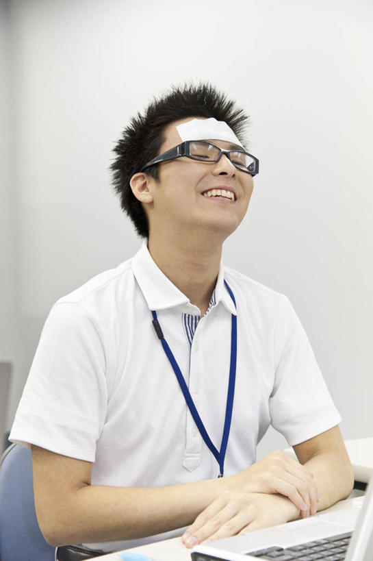 东方人,一个人,商务人士,商务男性,办公室,坐,闭眼,笑,微笑,露齿笑,竖图,室内,白天,正面,衬衫,电脑,笔记本电脑,家具,生活用品,桌子,亚洲,仅一个男性,仅一个人,一副,护肤,套装,网络,眼镜,办公桌,墙,黄种人,通讯设备,标识,吊牌,墙壁,墙面,仅一个年轻男性,胸牌,纸巾,日用品,杀菌,一台,徽章,无线,消毒,通信设备,商务装,身份,无线网络,近视眼镜,无线上网,便携式电脑,工薪阶层,胸章,胸卡,办公家具,湿巾,编号牌,雕刻牌,工号牌,胸号牌,胸徽,员工牌,手提电脑,男人,男性,年轻男性,亚洲人,白领,上班族,闭眼睛,闭着眼,闭着眼睛,抬头,仰头,坐着,半身,彩图,衬衣,湿纸巾