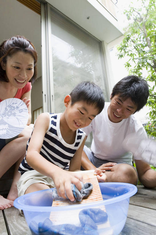 东方人,儿童,中年人,三个人,家庭,夫妻,母亲,父亲,儿子,坐,笑,微笑,露齿笑,竖图,室外,白天,仰视,爱情,纯洁,植物,地板,门,亚洲,握,服装,工具,扇子,塑料,地面,浪漫,清凉,拿,拿着,注视,休闲装,黄种人,凉爽,文化,干净,袜子,木地板,树,树木,小孩,衣服,绿色,天空,自然,容器,塑料制品,脸盆,门框,天,观察,看,休闲,温暖,温馨,父子,母子,三口之家,一家人,休闲服,恩爱,父爱,可爱,母爱,童年,童趣,握着,恋人,服饰,生长,成长,观看,储藏,和睦,察看,卫生,搓衣板,储存,关注,童真,烂漫,无邪,荡涤,洗濯,天真,男孩,男人,男性,女人,女性,中年男性,中年女性,亚洲人,孩子,夫妇,情侣,清洗,洗涤,坐着,半身,彩图,低角度拍摄,和风扇,和风扇子,凉扇,伴侣,融洽,贮存,男生,传统文化