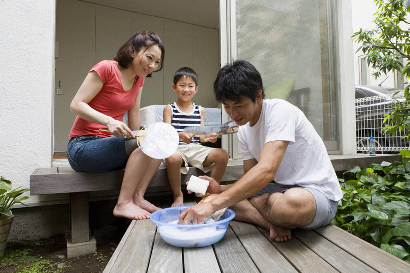 东方人,儿童,中年人,三个人,家庭,夫妻,母亲,父亲,儿子,坐,笑,盘腿,微笑,露齿笑,横图,室外,白天,仰视,爱情,纯洁,植物,地板,门,亚洲,握,服装,工具,扇子,塑料,地面,浪漫,清凉,拿,拿着,注视,休闲装,黄种人,凉爽,文化,干净,袜子,木地板,树,树木,小孩,衣服,绿色,天空,自然,容器,塑料制品,脸盆,门框,天,观察,看,休闲,温暖,温馨,父子,母子,三口之家,一家人,休闲服,恩爱,父爱,可爱,母爱,童年,童趣,握着,恋人,服饰,生长,成长,观看,储藏,和睦,察看,卫生,搓衣板,储存,关注,童真,烂漫,无邪,荡涤,洗濯,天真,男孩,男人,男性,女人,女性,中年男性,中年女性,亚洲人,孩子,夫妇,情侣,盘腿而坐,盘膝,盘着腿的,盘着腿坐,清洗,双腿交叉,洗涤,坐着,彩图,低角度拍摄,全身,和风扇,和风扇子,凉扇,伴侣,融洽,贮存,男生,传统文化