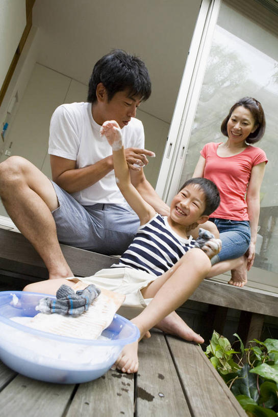 东方人,儿童,中年人,三个人,家庭,夫妻,母亲,父亲,儿子,坐,举,笑,微笑,露齿笑,竖图,室外,白天,仰视,爱情,纯洁,植物,地板,门,亚洲,握,服装,工具,塑料,地面,浪漫,拿,拿着,注视,休闲装,黄种人,光脚,干净,木地板,小孩,衣服,绿色,自然,容器,塑料制品,脸盆,门框,观察,看,托,休闲,温暖,温馨,父子,母子,三口之家,一家人,赤脚,休闲服,恩爱,父爱,可爱,母爱,童年,童趣,握着,恋人,服饰,生长,成长,观看,储藏,和睦,察看,卫生,搓衣板,储存,关注,童真,烂漫,无邪,天真,男孩,男人,男性,女人,女性,中年男性,中年女性,亚洲人,孩子,夫妇,情侣,举起,举手,举着,洗涤,向上举,向上伸,向上托,坐着,彩图,低角度拍摄,全身,伴侣,融洽,贮存,男生