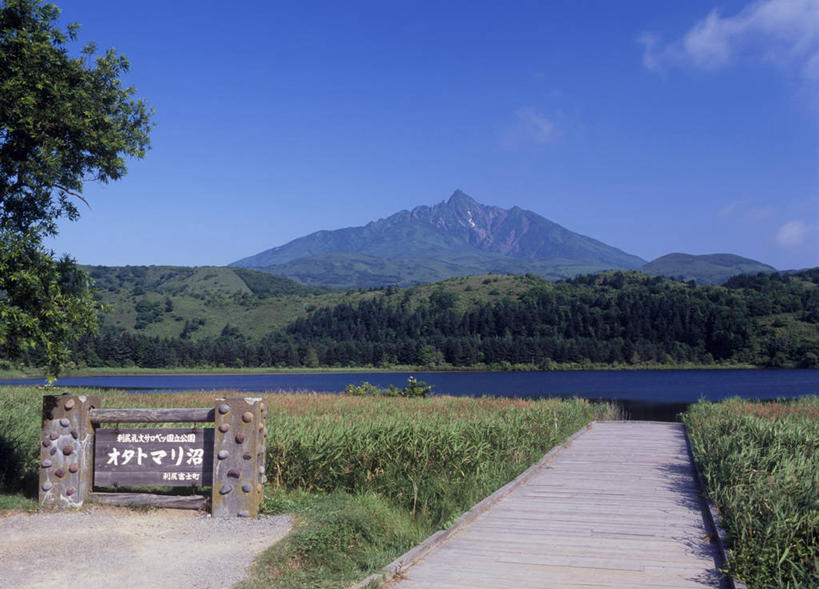 无人,横图,室外,白天,正面,旅游,度假,美景,森林,山,山脉,树林,植物,道路,路,北海道,日本,亚洲,阴影,波纹,光线,标志,文字,影子,字符,池塘,景观,山峰,水池,云,云朵,小路,交通,涟漪,山峦,云彩,娱乐,标识,树,树木,蓝色,绿色,白云,倒影,蓝天,水纹,天空,阳光,自然,波浪,群山,天,享受,休闲,汉字,景色,放松,生长,晴朗,成长,倒映,中文,自然风光,东亚,日本国,水晕,北海道地方,北海道岛,国文,华文,反照,晴空,彩图,利尻岛,利尻郡,利尻富士町,利尻山,利尻町,利尻岳