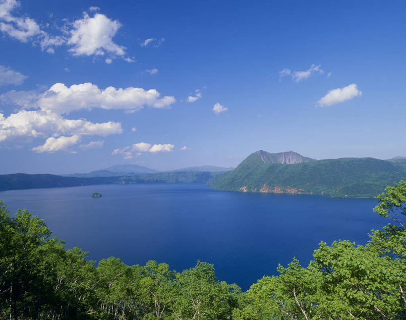 无人,公园,横图,俯视,室外,白天,旅游,度假,岛屿,湖,湖泊,石头,美景,森林,山,山脉,树林,水,植物,北海道,日本,亚洲,阴影,波纹,光线,石子,影子,岛,湖面,景观,山峰,水流,水面,云,云朵,涟漪,山峦,云彩,娱乐,树,树木,蓝色,绿色,白云,倒影,蓝天,水纹,天空,阳光,自然,波浪,湖水,群山,天,享受,休闲,景色,放松,生长,晴朗,成长,倒映,国家公园,自然风光,东亚,日本国,水晕,北海道地方,北海道岛,钏路支厅,弟子屈町,摩周湖,阿寒国家公园,反照,列岛,群岛,石块,岩石,诸岛,晴空,彩图,高角度拍摄,振兴局,钏路综合振兴局,阿寒国立公园,钏路,钏路市,道东