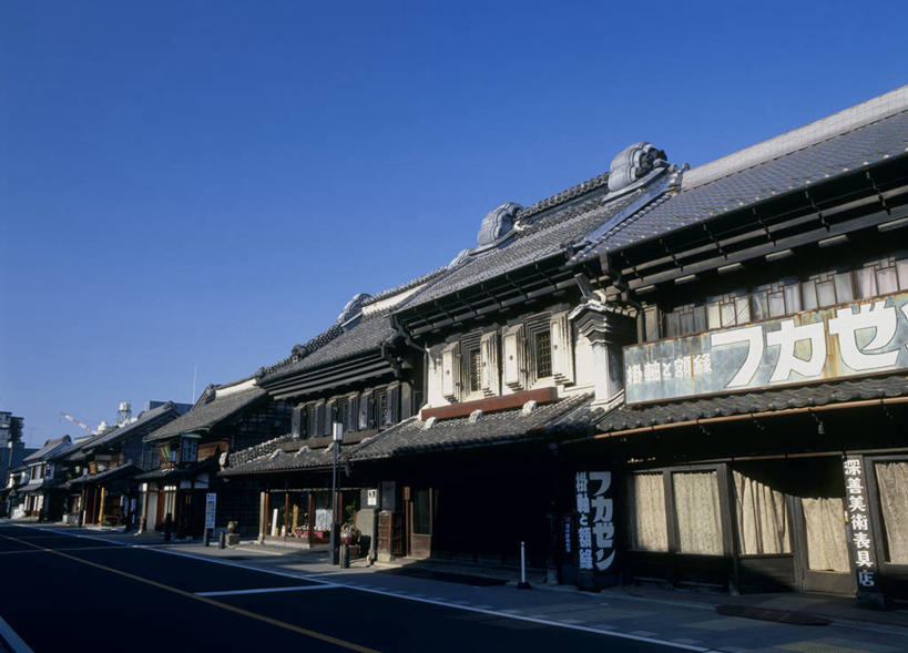 无人,家,横图,室外,白天,正面,旅游,度假,名胜古迹,标志建筑,道路,地标,建筑,路,公路,日本,亚洲,阴影,遗迹,光线,瓦片,影子,房屋,墙,屋顶,屋子,分界线,停车线,交通,仓库,顶棚,瓦,古迹,文物,娱乐,建设,古建筑,楼房,墙壁,墙面,住宅,蓝色,蓝天,天空,阳光,天,享受,休闲,旅游胜地,放松,建造,晴朗,车行道,车行道分界线,标线,古文明,东亚,车行线,屋瓦,本州,万里无云,关东地方,本州岛,日本国,崎玉,崎玉县,川越,川越市,晴空,晴空万里,马路,彩图,房子