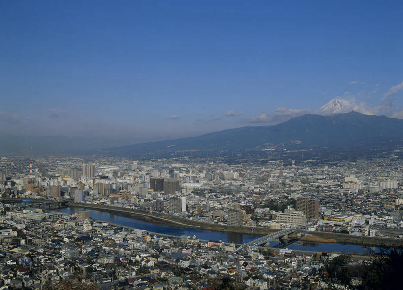 无人,家,横图,全景,俯视,航拍,室外,白天,旅游,度假,河流,美景,山,山脉,水,别墅,城市风光,城市,大桥,建筑,立交桥,桥梁,静冈县,日本,阴影,光线,影子,房屋,屋子,河水,景观,山峰,水流,云,云朵,高架,公寓,建筑群,斜拉桥,桥,山峦,云彩,娱乐,建设,洋房,楼房,住宅,蓝色,白云,蓝天,天空,阳光,自然,群山,天,享受,休闲,景色,放松,晴朗,鸟瞰,自然风光,本州,本州岛,日本国,中部地方,静冈,晴空,彩图,高角度拍摄,房子,沼津市