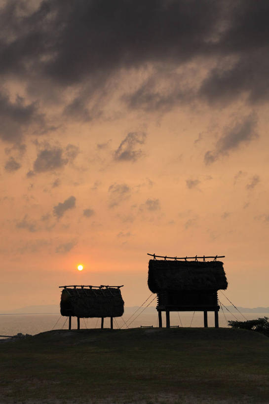 无人,竖图,室外,白天,正面,旅游,度假,美景,名胜古迹,日落,太阳,标志建筑,地标,建筑,日本,亚洲,遗迹,景观,晚霞,霞光,落日,古迹,文物,娱乐,建设,古建筑,自然,黄昏,享受,休闲,旅游胜地,景色,彩霞,放松,自然风光,古文明,东亚,本州,本州岛,日本国,中国地方,鸟取,鸟取县,夕照,薄暮,夕阳,彩图,傍晚,大山町,西伯郡,妻木晚田遗迹,斜阳