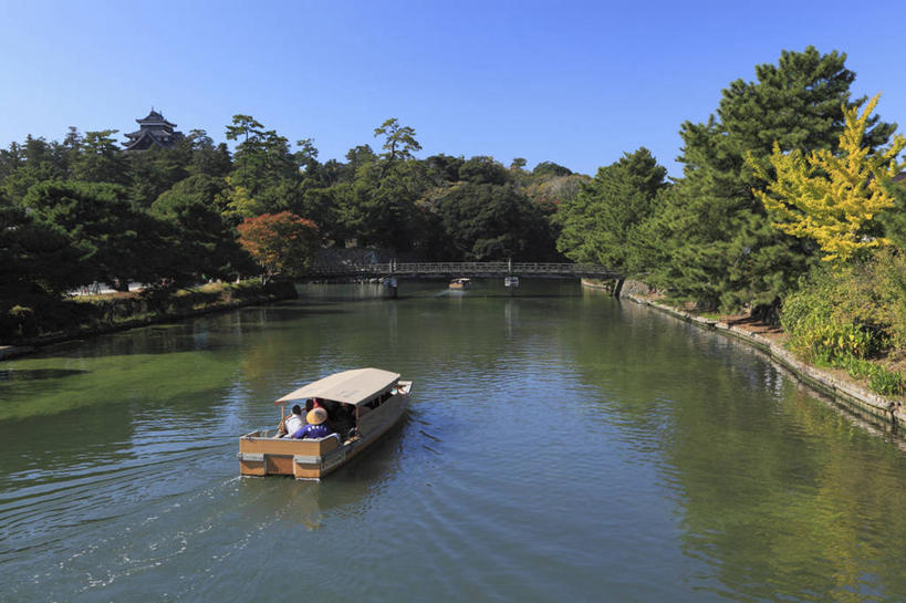 东方人,两个人,伙伴,朋友,坐,横图,室外,白天,旅游,度假,友谊,河流,美景,森林,树林,水,植物,船,日本,亚洲,阴影,波纹,飞溅,服装,溅,光线,液体,影子,河水,景观,水滴,水流,木船,注视,休闲装,黄种人,娱乐,水珠,树,树木,背面,衣服,蓝色,绿色,蓝天,水纹,天空,阳光,自然,船尾波,交通工具,波浪,天,观察,看,享受,休闲,休闲服,景色,放松,服饰,生长,晴朗,成长,观看,松江,察看,舟,关注,喷洒,自然风光,载具,东亚,本州,万里无云,本州岛,日本国,中国地方,县厅,岛根,岛根县,友情,男人,男性,年轻男性,亚洲人,晴空,晴空万里,坐着,彩图,全身,松江市