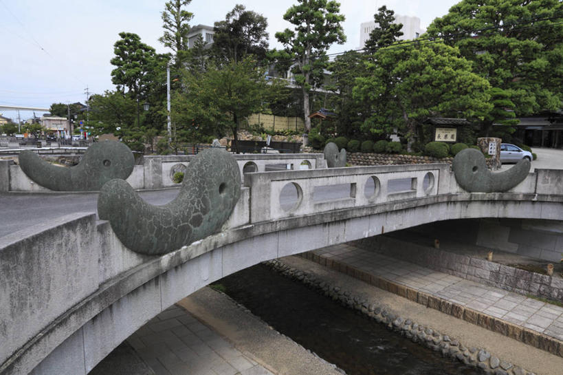 无人,栏杆,横图,室外,白天,正面,度假,石头,美景,树林,植物,城市风光,城市,雕塑,日本,亚洲,阴影,艺术,装饰,光线,雕刻,雕像,石子,影子,景观,天桥,围栏,桥,娱乐,护栏,石雕,树,树木,蓝色,绿色,蓝天,天空,阳光,自然,工艺品,天,享受,休闲,景色,放松,生长,晴朗,成长,纪念,人行桥,松江,美术,主题,陈列,东亚,本州,万里无云,本州岛,日本国,中国地方,功能,美学,县厅,岛根,岛根县,石块,晴空,晴空万里,彩图,松江市,玉造温泉