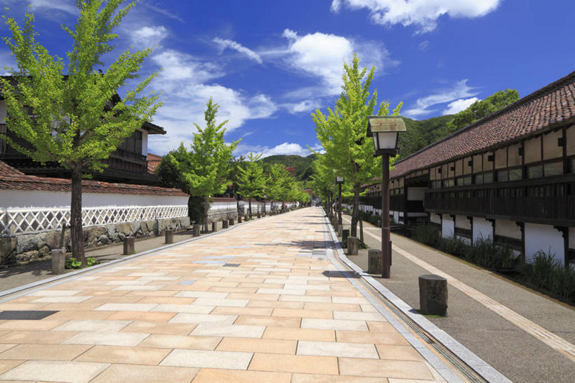 无人,家,横图,室外,白天,正面,度假,美景,植物,城市风光,城市,道路,路,公路,日本,亚洲,阴影,光线,影子,房屋,屋子,景观,云,云朵,分界线,停车线,交通,云彩,娱乐,楼房,住宅,树,树木,蓝色,绿色,白云,蓝天,天空,阳光,自然,天,享受,休闲,景色,放松,生长,晴朗,成长,车行道,车行道分界线,标线,东亚,车行线,本州,本州岛,日本国,中国地方,岛根,岛根县,晴空,马路,彩图,房子,津和野町,鹿足郡