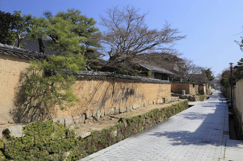 无人,家,横图,室外,白天,正面,度假,石头,美景,植物,城市风光,城市,道路,路,日本,亚洲,阴影,光线,石子,影子,房屋,墙,屋子,景观,小路,枝条,交通,娱乐,楼房,墙壁,墙面,住宅,树,树木,树枝,蓝色,蓝天,天空,阳光,天,享受,休闲,景色,放松,晴朗,东亚,本州,万里无云,本州岛,日本国,中国地方,山口,山口县,下关,虬枝,枝杈,石块,岩石,晴空,晴空万里,彩图,房子,下关市