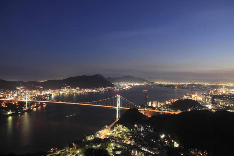 无人,家,横图,全景,俯视,航拍,室外,夜晚,旅游,度假,海浪,海洋,美景,山,山脉,城市风光,城市,大桥,建筑,立交桥,桥梁,夜景,日本,亚洲,阴影,光线,影子,房屋,屋子,景观,浪花,山峰,高架,公寓,建筑群,斜拉桥,桥,灯光,山峦,娱乐,建设,洋房,楼房,住宅,海水,群山,享受,休闲,景色,放松,鸟瞰,海景,东亚,本州,本州岛,日本国,中国地方,山口,山口县,下关,大海,风浪,海,海水的波动,近岸浪,涌浪,彩图,高角度拍摄,房子,关门海峡,马关海峡,下关市