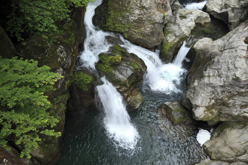 无人,横图,俯视,室外,白天,旅游,度假,石头,美景,瀑布,山,山脉,水,植物,爱媛县,日本,亚洲,阴影,飞溅,溅,光线,石子,液体,影子,景观,山峰,水滴,山峦,娱乐,水珠,树,树木,绿色,阳光,自然,群山,享受,休闲,景色,放松,生长,成长,喷洒,自然风光,东亚,日本国,爱媛,四国地方,四国,四国岛,跌水,石块,岩石,彩图,高角度拍摄,久万高原町,上浮穴郡
