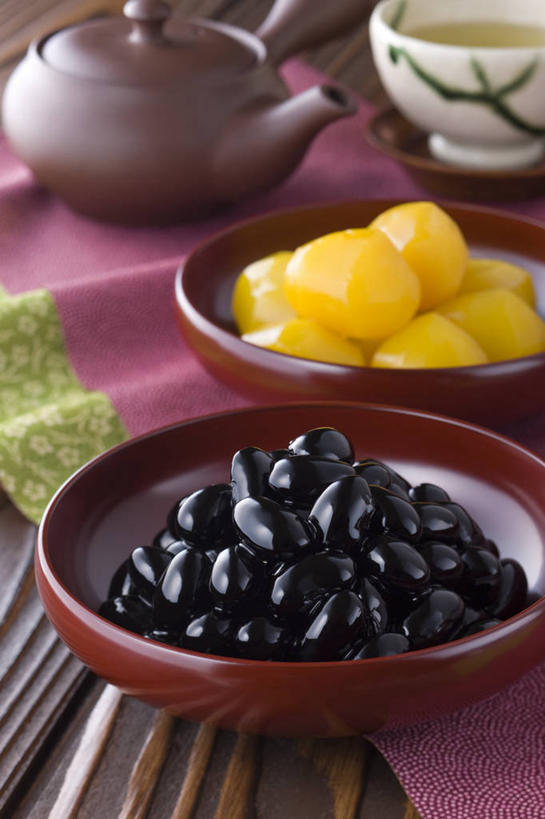 无人,竖图,俯视,室内,特写,白天,烹饪,植物,餐桌,筷子,桌子,豆,蔬菜,餐具,一堆,一双,许多,阴影,堆叠,堆积,朦胧,模糊,新鲜,反射,木制,布料,碟子,壶,盘,影子,陶瓷,豆类,豆子,板栗,黑豆,栗子,日本料理,料理,食品,坚果,毛栗子,陶瓷制品,布纹,文化,传统,菜肴,美食,水壶,桌布,食物,黄色,红色,黑色,盘子,餐巾,茶壶,木制品,容器,碟,台布,碗,日式料理,日式,佳肴,有机食品,绿色食品,餐台,储藏,堆,礼节,储存,礼仪,豆科,乌豆,乌大豆,毛栗,栗果,栗楔,进餐用具,餐桌布,彩图,高角度拍摄,丹波黑大豆,丹波黑豆,贮存