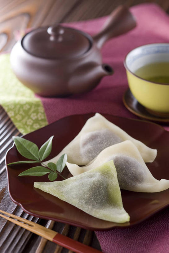 点心,无人,竖图,俯视,室内,特写,白天,幸福,餐桌,茶,筷子,桌子,餐具,叶子,一双,阴影,装饰,反射,木制,布料,碟子,壶,盘,影子,茶叶,食品,甜点,甜品,绿叶,布纹,文化,娱乐,传统,小吃,水壶,桌布,食物,糕点,三个,盘子,餐巾,茶壶,木制品,容器,碟,台布,甜食,享受,休闲,日式,温馨,嫩叶,放松,乐趣,餐台,礼节,华丽,修饰,点缀,提神,舒适,醒脑,礼仪,衬托,美观,雅致,雅观,叶,叶片,进餐用具,餐桌布,彩图,高角度拍摄,日本小吃,八桥,八桥饼