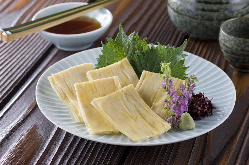 无人,横图,俯视,室内,特写,白天,烹饪,餐桌,筷子,桌子,蔬菜,餐具,叶子,一双,阴影,新鲜,装饰,盛开,反射,木制,碟子,盘,影子,陶瓷,调料,酱料,酱汁,佐料,日本料理,料理,食品,绿叶,陶瓷制品,调味品,调味料,花蕾,文化,传统,豆腐皮,酱,菜肴,美食,酒瓶,花,花瓣,花朵,鲜花,食物,盘子,木制品,瓶子,碟,日式料理,花苞,花蕊,日式,嫩叶,佳肴,有机食品,绿色食品,餐台,礼节,华丽,修饰,点缀,腐竹,礼仪,衬托,美观,雅致,雅观,豆腐衣,油皮,叶,叶片,进餐用具,彩图,高角度拍摄,刺身,清酒瓶