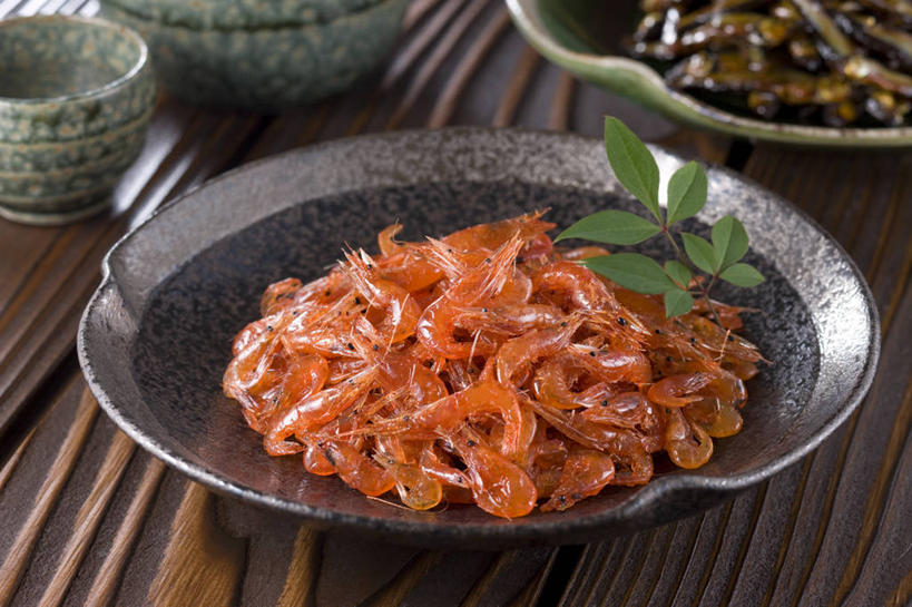 清酒,无人,横图,俯视,室内,特写,白天,烹饪,餐桌,桌子,餐具,叶子,一堆,许多,阴影,堆叠,堆积,装饰,反射,木制,鱼,碟子,盘,影子,陶瓷,虾,日本料理,料理,食品,绿叶,陶瓷制品,香鱼,酒类,菜肴,美食,鱼类,大虾,海洋生物,酒,酒瓶,食物,饮料,盘子,酒杯,木制品,瓶子,碟,日式料理,日式,嫩叶,佳肴,对虾,餐台,堆,华丽,修饰,点缀,水生动物,水生物,海底动物,斑节虾,衬托,美观,雅致,雅观,东方对虾,中国对虾,瓜鱼,香油鱼,叶,叶片,彩图,高角度拍摄,佃煮,清酒瓶