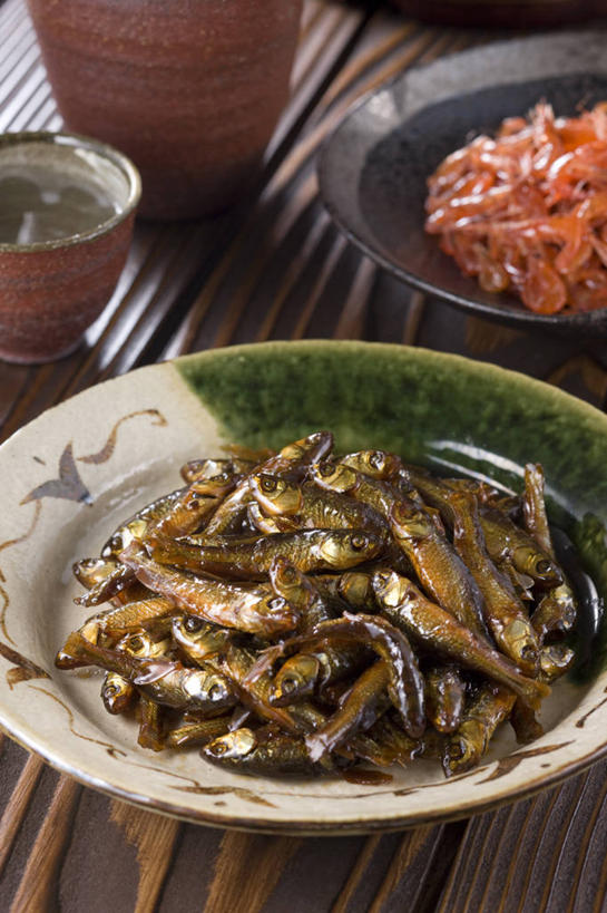 清酒,无人,竖图,俯视,室内,特写,白天,烹饪,餐桌,桌子,餐具,一堆,许多,阴影,堆叠,堆积,反射,木制,鱼,碟子,盘,影子,陶瓷,虾,日本料理,料理,食品,陶瓷制品,香鱼,酒类,菜肴,美食,鱼类,大虾,海洋生物,酒,酒瓶,食物,饮料,盘子,酒杯,木制品,瓶子,碟,日式料理,日式,佳肴,对虾,餐台,堆,水生动物,水生物,海底动物,斑节虾,东方对虾,中国对虾,瓜鱼,香油鱼,彩图,高角度拍摄,佃煮,清酒瓶