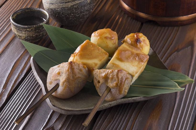 豆腐,清酒,无人,横图,俯视,室内,特写,白天,烹饪,餐桌,桌子,蔬菜,土豆,叶子,阴影,新鲜,装饰,反射,木制,影子,陶瓷,日本料理,料理,食品,绿叶,陶瓷制品,酒类,两串,蒟蒻,菜肴,美食,竹签,酒,酒瓶,食物,饮料,酒杯,木制品,瓶子,日式料理,日式,嫩叶,佳肴,有机食品,绿色食品,餐台,华丽,修饰,点缀,豆制品,取食签,馍馍蛋,衬托,美观,雅致,雅观,鬼芋,菎蒻,雷公枪,蒻头,魔芋,叶,叶片,洋芋,山药蛋,马铃薯,彩图,高角度拍摄,清酒瓶