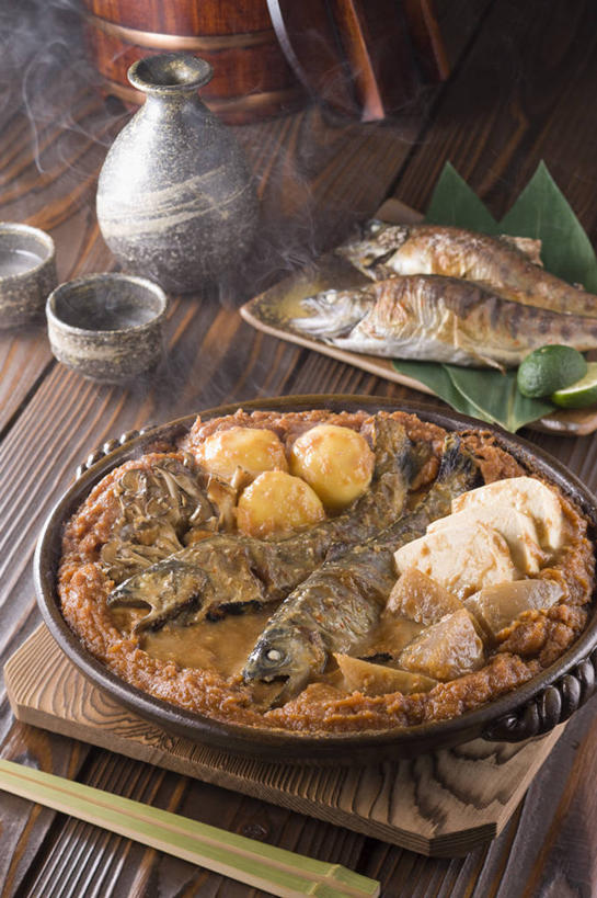 海鲜,豆腐,清酒,无人,竖图,俯视,室内,特写,白天,烹饪,雾,餐桌,桌子,蔬菜,土豆,水果,阴影,沸腾,新鲜,反射,木制,蒸汽,影子,陶瓷,肉,生食,鱼肉,日本料理,味增汤,料理,食品,果实,案板,陶瓷制品,水蒸气,酒类,蒟蒻,蔬果,水产,菜肴,美食,肉类,海洋生物,酒,酒瓶,砧板,食物,饮料,酒杯,木制品,瓶子,日式料理,日式,佳肴,有机食品,绿色食品,餐台,豆制品,水生动物,海产品,水生物,肉食,海底动物,蒸发,馍馍蛋,酸橙,代代,鬼芋,菎蒻,雷公枪,蒻头,魔芋,橙子,橙,洋芋,山药蛋,马铃薯,彩图,高角度拍摄,清酒瓶