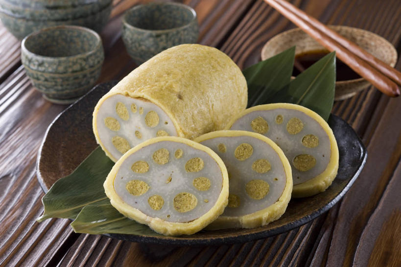 无人,横图,俯视,室内,特写,白天,烹饪,餐桌,筷子,桌子,蔬菜,餐具,叶子,一双,阴影,装饰,反射,木制,影子,陶瓷,天妇罗,日本料理,料理,食品,绿叶,陶瓷制品,文化,传统,藕,菜肴,美食,酒瓶,食物,酒杯,木制品,瓶子,日式料理,日式,嫩叶,佳肴,餐台,礼节,华丽,修饰,点缀,礼仪,衬托,美观,雅致,雅观,天麸罗,蔬菜天妇罗,莲藕,叶,叶片,进餐用具,彩图,高角度拍摄,清酒瓶