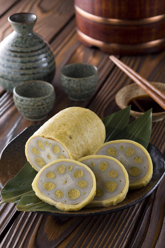 无人,竖图,俯视,室内,特写,白天,烹饪,餐桌,筷子,桌子,蔬菜,餐具,叶子,一双,阴影,装饰,反射,木制,影子,陶瓷,天妇罗,日本料理,料理,食品,绿叶,陶瓷制品,文化,传统,藕,菜肴,美食,酒瓶,食物,酒杯,木制品,瓶子,日式料理,日式,嫩叶,佳肴,餐台,礼节,华丽,修饰,点缀,礼仪,衬托,美观,雅致,雅观,天麸罗,蔬菜天妇罗,莲藕,叶,叶片,进餐用具,彩图,高角度拍摄,清酒瓶