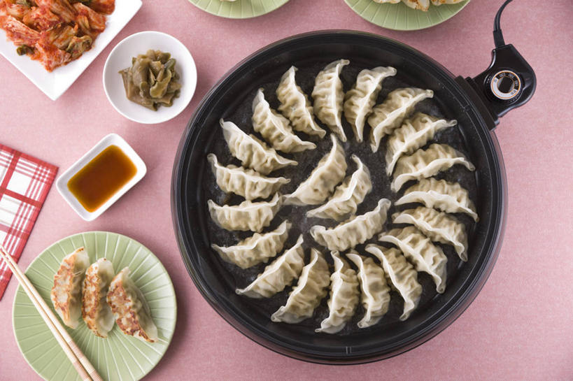 点心,泡菜,无人,横图,俯视,室内,特写,白天,烹饪,餐桌,筷子,桌子,蔬菜,餐具,厨具,许多,阴影,新鲜,反射,影子,调料,油炸,油炸食品,料理,食品,锅贴,煎饺,面点,调味品,韩式,调味料,文化,传统,酱油,菜肴,美食,食物,佳肴,有机食品,绿色食品,餐台,礼节,电磁炉,韩国料理,礼仪,韩国菜,韩式料理,烹饪用具,韩国泡菜,豉油,进餐用具,烹调用具,烹调,彩图,高角度拍摄,电磁灶,火锅炉