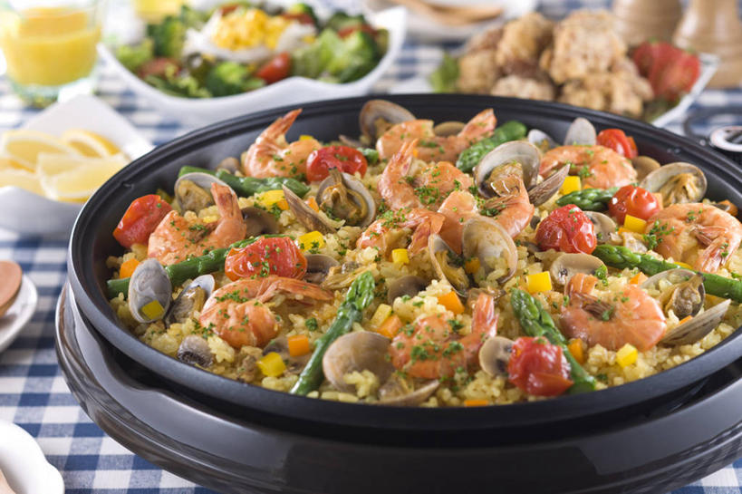 米饭,无人,横图,俯视,室内,特写,白天,烹饪,西餐,玉米,植物,餐桌,桌子,豆,蔬菜,西红柿,小番茄,杯子,厨具,一堆,许多,阴影,堆叠,堆积,新鲜,反射,棒子,布料,方格,格子,工具,影子,勺子,豆类,豆子,玉蜀黍,蛋,鸡蛋,虾,料理,食品,饭,西班牙海鲜饭,布纹,蛤蜊,菜肴,美食,大虾,玻璃制品,桌布,食物,蓝色,白色,餐巾,水杯,调羹,台布,汤匙,蛤,西式,佳肴,有机食品,绿色食品,对虾,餐台,堆,胡椒磨,苞米,五谷,电磁炉,海鲜饭,苞芦,研磨器,烹饪用具,豆科,斑节虾,苞谷,草鸡蛋,蛤仔,包谷,大蜀黍,番麦,薏米包,玉高粱,玉麦,珍珠米,卵,青大豆,东方对虾,中国对虾,胡椒研磨器,小西红柿,樱桃小番茄,珍珠小番茄,玻璃杯,烹调用具,樱桃番茄,圣女果,青豆,番茄,餐桌布,烹调,彩图,高角度拍摄,电磁灶,火锅炉