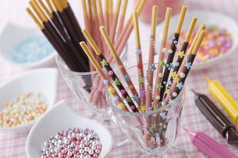 无人,横图,俯视,室内,特写,白天,餐桌,桌子,杯子,餐具,一堆,许多,阴影,堆叠,堆积,朦胧,模糊,装饰,反射,碟子,盘,影子,陶瓷,食品,糖,糖果,甜点,甜品,陶瓷制品,巧克力豆,玻璃制品,食物,盘子,水杯,碟,饼干,甜食,零食,巧克力,餐台,朱古力,堆,华丽,修饰,点缀,衬托,美观,雅致,雅观,装饰饼干,糖珠,银珠糖,装饰糖,糖果珠,玻璃杯,彩图,高角度拍摄