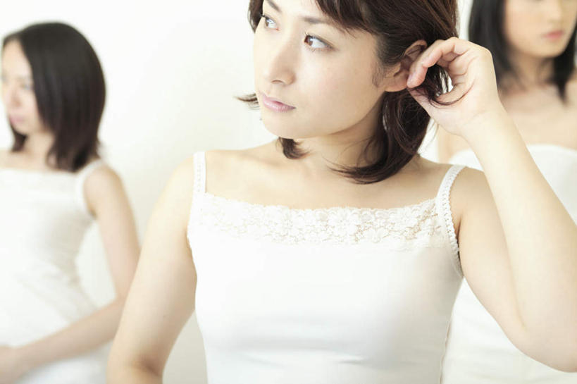 东方人,头发,三个人,伙伴,朋友,站,举,摸,横图,室内,白天,白色背景,正面,友谊,吊带,亚洲,抚摸,服装,注视,休闲装,黄种人,侧身,衣服,白色,黑色,观察,看,站着,休闲,休闲服,摄影,服饰,影棚,观看,睁眼,察看,关注,友情,年轻女性,女人,女性,亚洲人,长发,触摸,接触,举起,举手,举着,向上举,站立,半身,彩图,影棚拍摄,拍摄