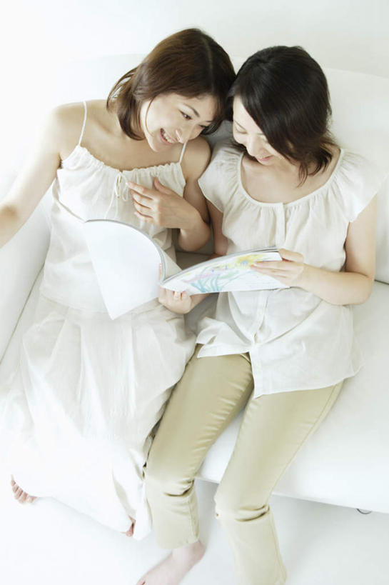 东方人,头发,两个人,伙伴,朋友,坐,捧,笑,说,微笑,露齿笑,竖图,俯视,室内,白天,白色背景,友谊,沙发,书籍,亚洲,服装,注视,休闲装,黄种人,衣服,黑色,观察,看,亲昵,休闲,休闲服,摄影,服饰,影棚,观看,察看,关注,布艺沙发,交流,友情,年轻女性,女人,女性,亚洲人,长发,书,图书,端,端着,沟通,讲话,交谈,捧着,手捧,说话,谈话,坐着,半身,彩图,高角度拍摄,影棚拍摄,拍摄