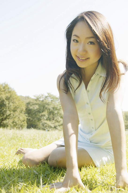 东方人,头发,一个人,坐,笑,微笑,露齿笑,竖图,室外,白天,正面,草地,草坪,植物,亚洲,仅一个年轻女性,仅一个女性,仅一个人,撑,阴影,服装,光线,影子,注视,休闲装,黄种人,侧身,草,衣服,蓝色,绿色,黑色,蓝天,天空,阳光,天,观察,看,休闲,休闲服,服饰,观看,察看,撑着,关注,年轻女性,女人,女性,亚洲人,长发,坐着,彩图,全身