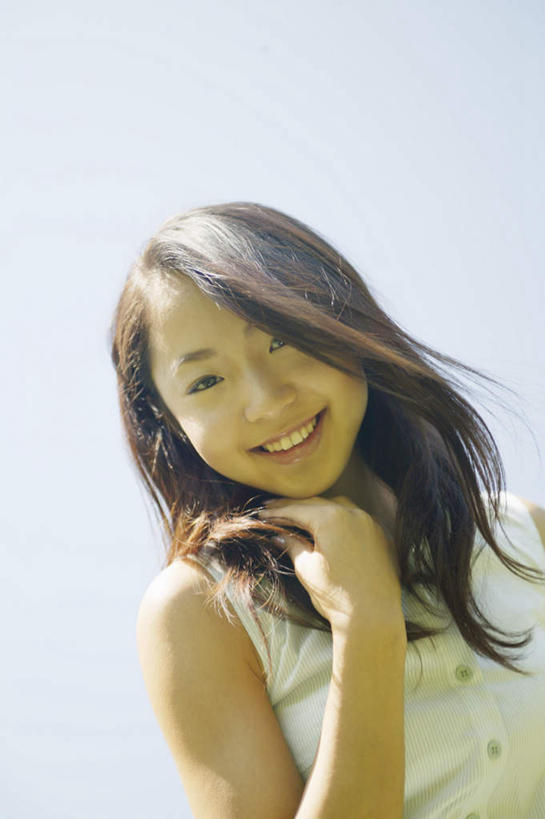 东方人,头发,一个人,举,笑,摸,微笑,露齿笑,竖图,室外,白天,仰视,亚洲,仅一个年轻女性,仅一个女性,仅一个人,抚摸,服装,注视,休闲装,黄种人,衣服,蓝色,黑色,蓝天,天空,天,低头,观察,看,休闲,休闲服,服饰,观看,察看,关注,年轻女性,女人,女性,亚洲人,长发,触摸,接触,举起,举手,举着,向上举,半身,彩图,低角度拍摄