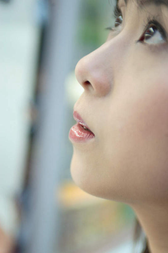 东方人,嘴,一个人,竖图,室外,特写,白天,侧面,亚洲,仅一个年轻女性,仅一个女性,仅一个人,服装,注视,休闲装,黄种人,衣服,观察,看,休闲,休闲服,服饰,观看,察看,关注,年轻女性,女人,女性,亚洲人,嘴巴,嘴唇,抬头,仰头,彩图