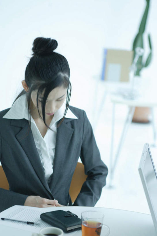 东方人,头发,一个人,坐,竖图,室内,白天,正面,工作服,制服,职员,电脑,笔记本电脑,桌子,杯子,椅子,亚洲,仅一个年轻女性,仅一个女性,仅一个人,朦胧,模糊,笔,办公桌,记事本,注视,黄种人,衣服,黑色,本子,笔记本,水杯,低头,观察,看,系,观看,察看,关注,便携式电脑,工作制服,手提电脑,年轻女性,女人,女性,亚洲人,长发,白领,商人,上班族,茶杯,坐着,半身,彩图,工作套服,白领阶层,办公室职员