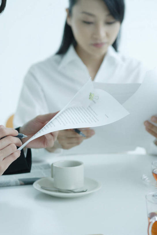 东方人,头发,两个人,坐,竖图,室内,白天,正面,工作服,制服,职员,桌子,杯子,椅子,亚洲,握,开会,朦胧,模糊,笔,材料,瓷器,档案,文件,纸,办公桌,咖啡杯,陶瓷制品,拿,拿着,注视,黄种人,黑色,资料,观察,看,握着,观看,察看,关注,文档,瓷杯,工作制服,认真,年轻女性,女人,女性,亚洲人,长发,白领,商人,上班族,茶杯,坐着,半身,彩图,工作套服,白领阶层,办公室职员