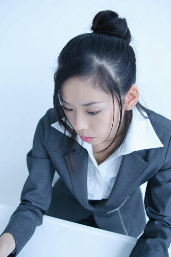 东方人,头发,一个人,坐,竖图,俯视,室内,白天,工作服,制服,职员,桌子,亚洲,仅一个年轻女性,仅一个女性,仅一个人,办公桌,注视,黄种人,黑色,观察,看,观看,察看,关注,忙碌,工作制服,认真,年轻女性,女人,女性,亚洲人,长发,白领,商人,上班族,坐着,半身,彩图,高角度拍摄,工作套服,白领阶层,办公室职员