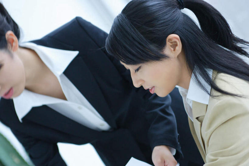 东方人,头发,两个人,站,坐,笑,微笑,露齿笑,横图,室内,白天,侧面,工作服,制服,讨论,职员,亚洲,工作,注视,黄种人,侧身,黑色,观察,看,站着,观看,指导,察看,关注,工作制服,年轻女性,女人,女性,亚洲人,长发,白领,商人,上班族,站立,坐着,半身,彩图,工作套服,办公,白领阶层,办公室职员