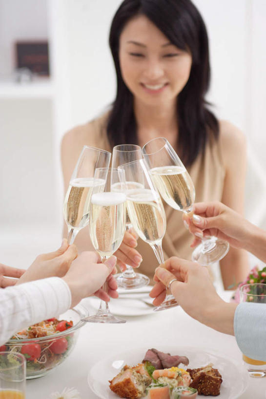 点心,东方人,伙伴,朋友,坐,竖图,室内,白天,正面,聚会,生日,下午茶,友谊,柜子,杯子,亚洲,五个人,服装,庆祝,高脚杯,食品,甜点,甜品,红酒杯,拿,拿着,注视,休闲装,黄种人,玻璃制品,食物,糕点,衣服,酒杯,甜食,干杯,观察,看,碰杯,休闲,休闲服,交际,友好,举杯,服饰,观看,庆贺,察看,关注,礼仪,敬酒,友情,年轻女性,女人,女性,亚洲人,玻璃杯,坐着,半身,彩图